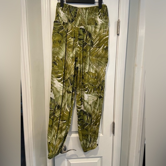 NWT Cupshe Size M Green Smocked Top Tropical Palm Print Flowy Boho Harem Pants - Picture 6 of 10